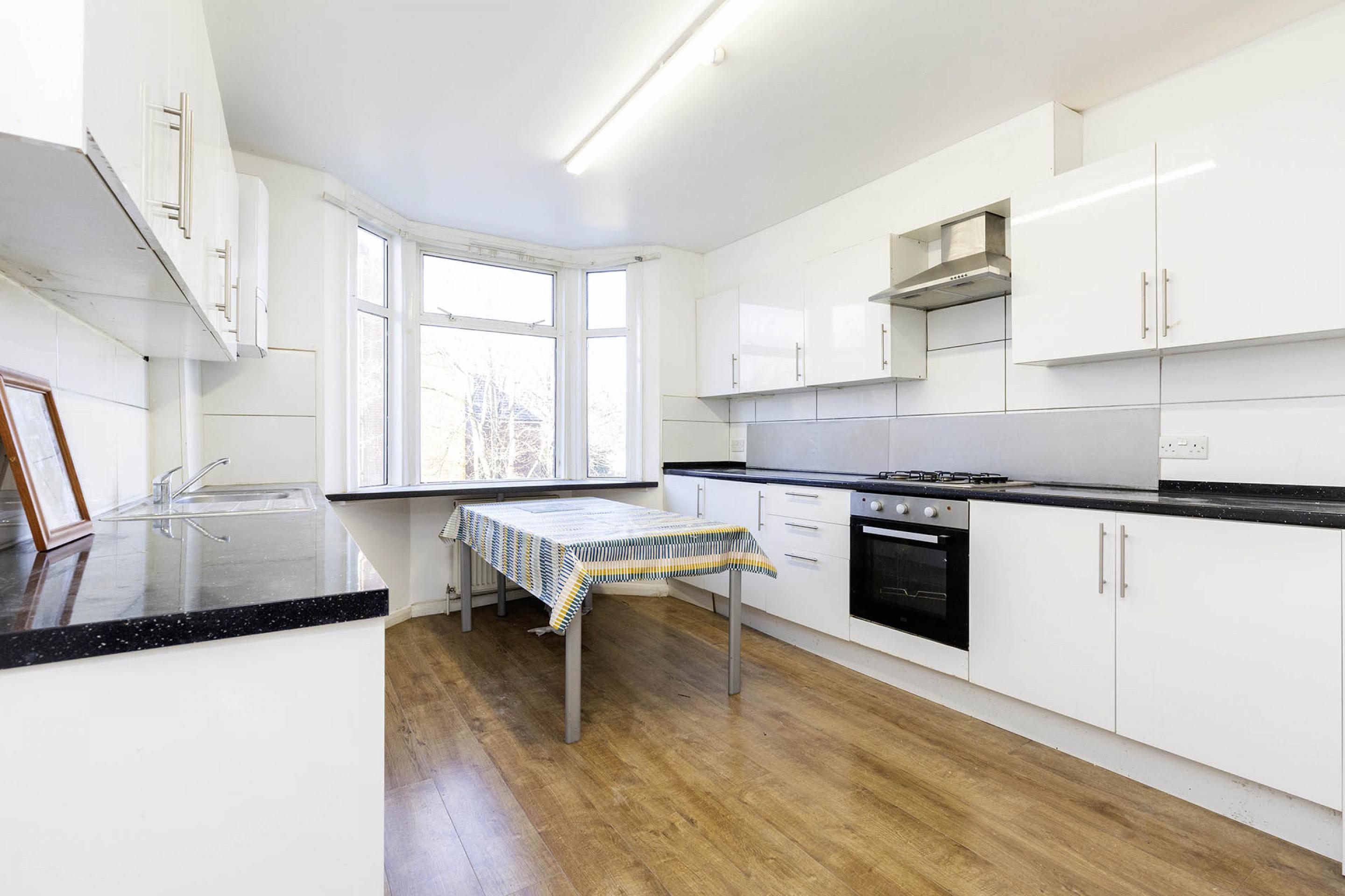 Spacious Apartment Walm lane, Willesden Green NW2